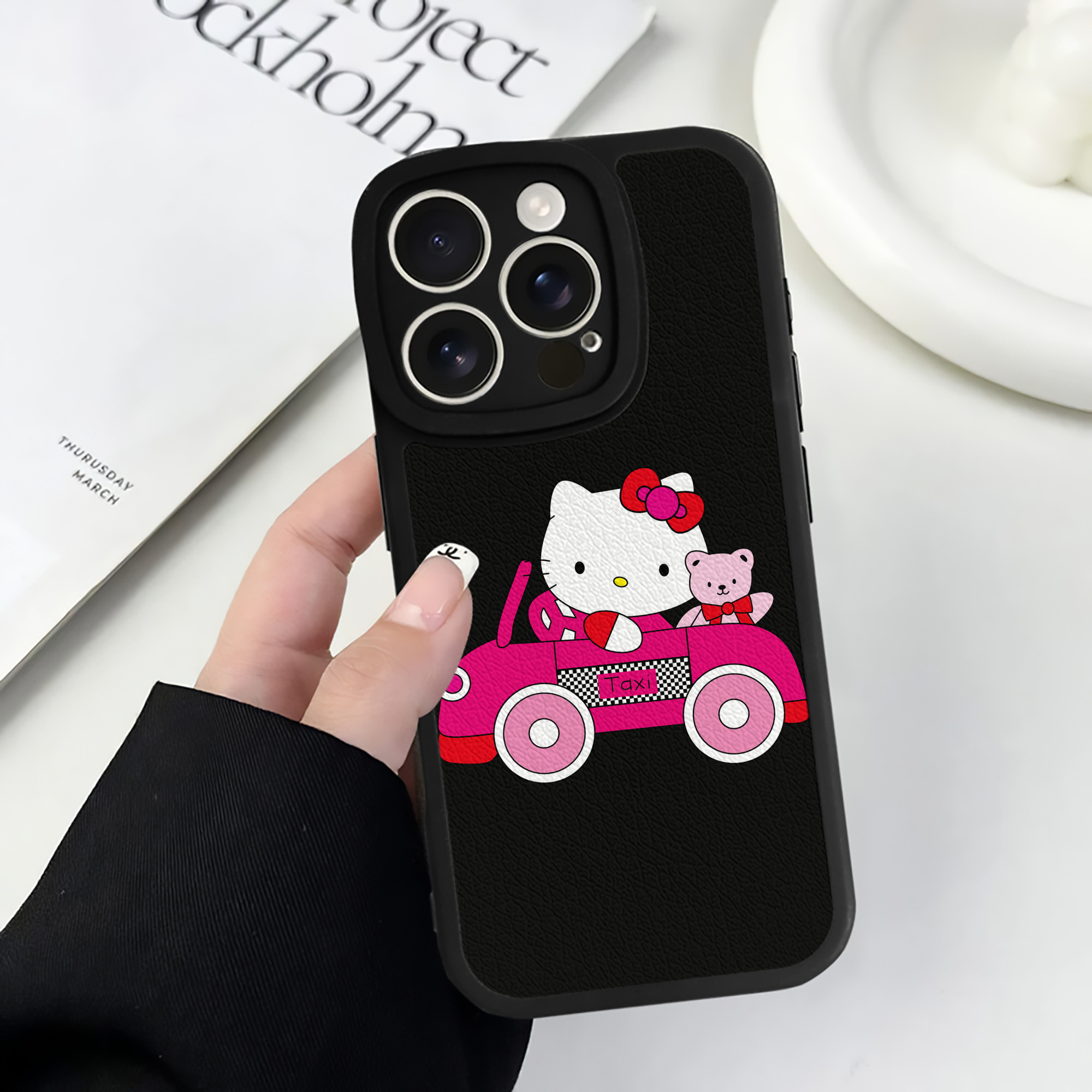 （画像用） Hello Kitty ハローキティ 【iPhone 16シリーズ対応】シリコンスマホケース（レザー調） 材質：シリコン